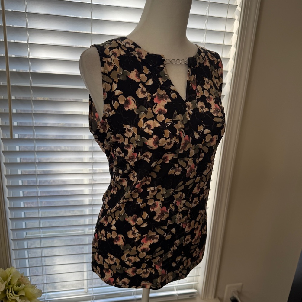 White House Black Market WHBM sleeveless black pink cream top size XS chain neck